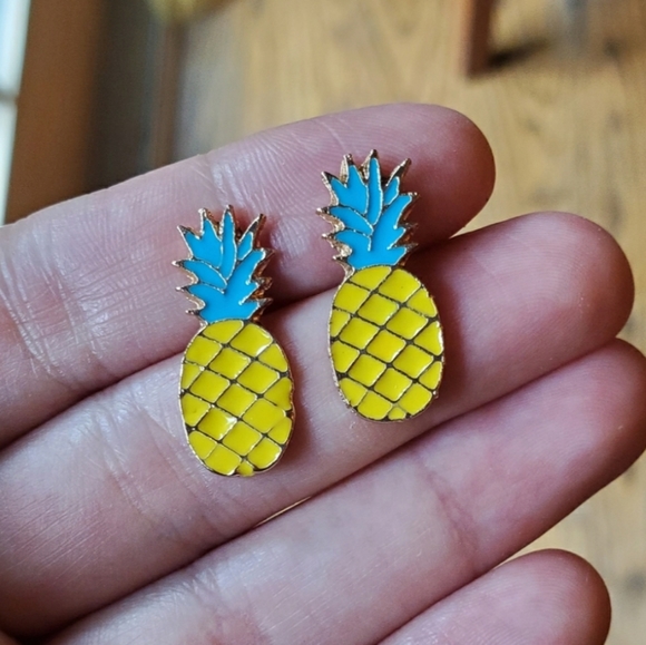 NWOT Gold Pineapple Stud Earrings - Picture 3 of 6